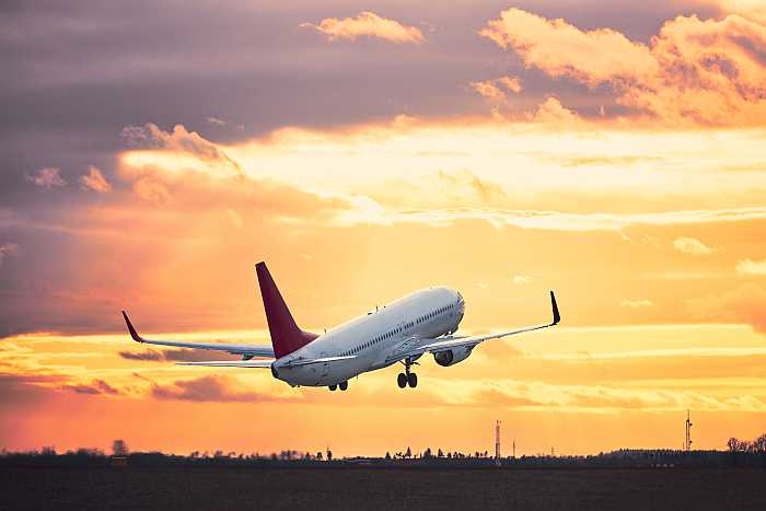 Airplane taking off at sunset – last-minute Passover travel for Pesach 2025