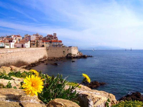 Boutique Passover program on the French Riviera with just 45 rooms at La Vague de Saint-Paul.