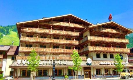 Enjoy a luxury kosher summer vacation with Weber Tours at Raffl’s Tyrol Hotel in St. Anton, Austria